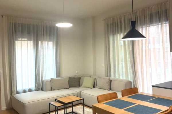 Shtepi me qera Apartament ne Tirane, 2+1, Mobilimi E mobiluar, Pagesa 1,300  Euro.