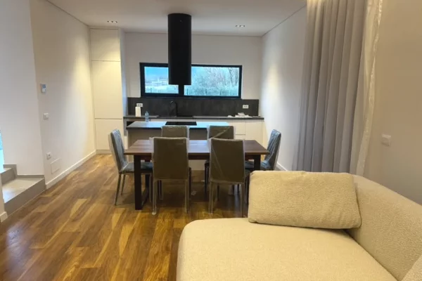 Shtepi me qera Vila Luksoze ne Tirane, 2+1, Mobilimi E mobiluar, Pagesa 3,400  Euro.