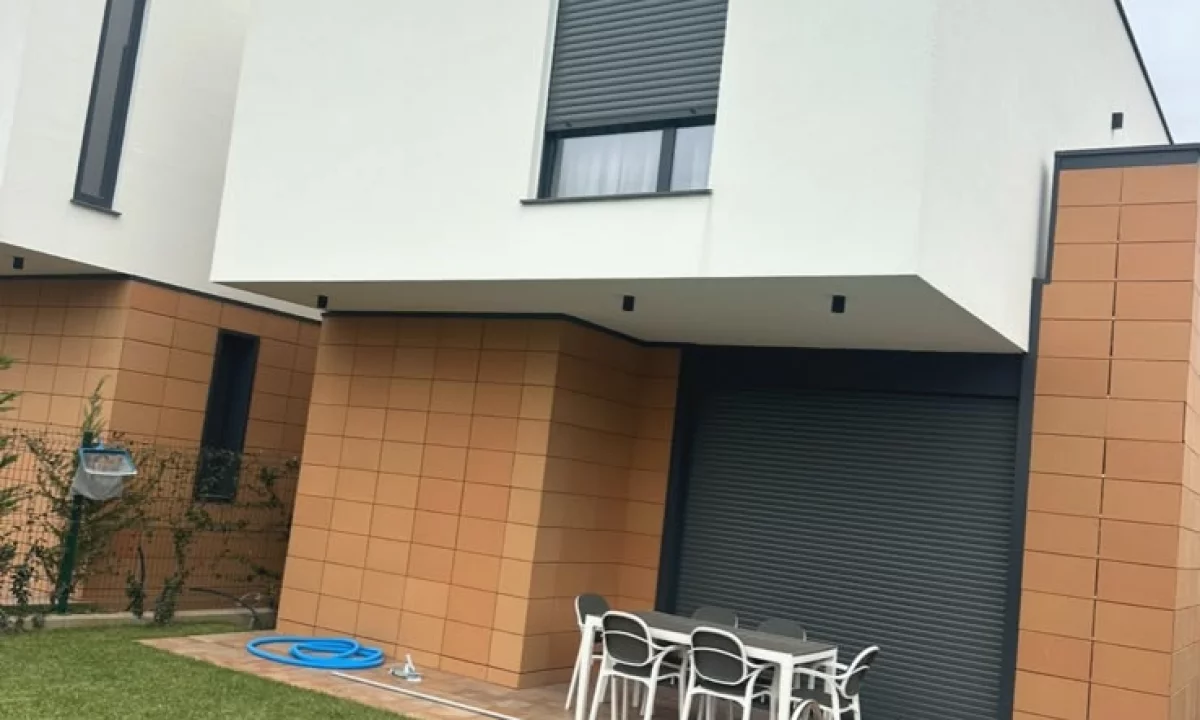 Shtepi me qera Vila Luksoze ne Tirane, 2+1, Mobilimi E mobiluar, Pagesa 3,400  Euro.