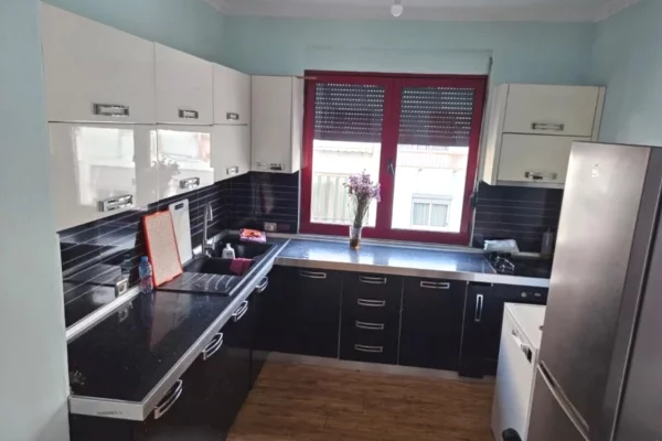 Shtepi me qera Apartament ne Tirane, 2+1, Mobilimi E mobiluar, Pagesa 53,000  Leke.