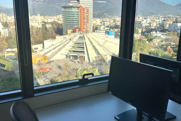 JEPET ZYRE ME QERA, BULEVARDI DESHMORET E KOMBIT