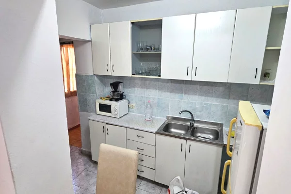 Shtepi me qera Apartament ne Tirane, 1+1, Mobilimi E mobiluar, Pagesa 50,000  Leke.