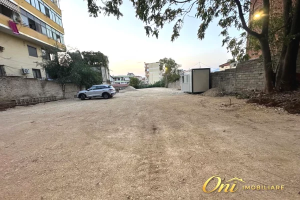Truall ose Toke ne Tirane - 3,500 Euro