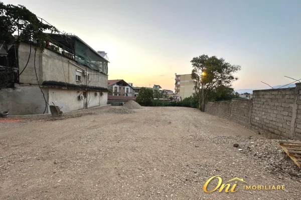 Truall ose Toke ne Tirane - 3,500 Euro