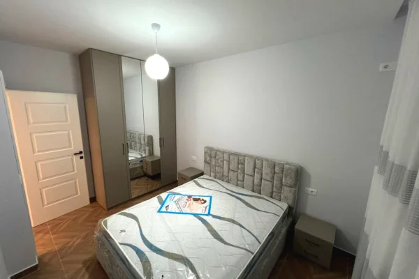 Shtepi me qera Apartament ne Tirane, 2+1, Mobilimi E mobiluar, Pagesa 50,000  Leke.