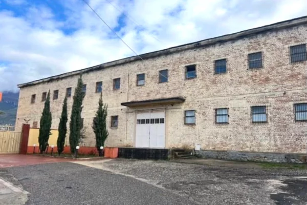 Ambient biznesi me qera 4+1 ne Tirane - 2,000 Euro