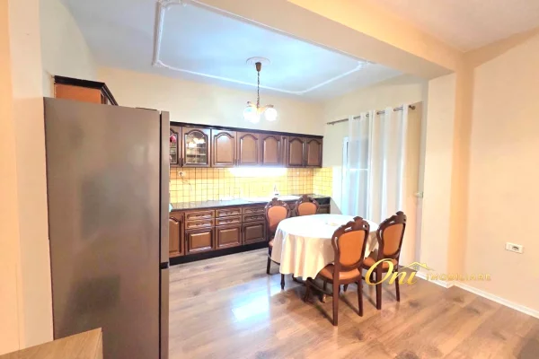 Shtepi me qera Apartament ne Tirane, 3+1, Mobilimi E mobiluar, Pagesa 850  Euro.