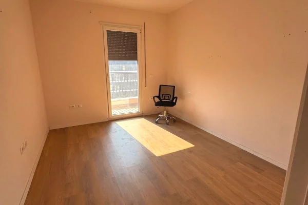 Ambient biznesi me qera 3+1 ne Tirane - 600 Euro