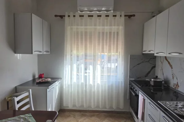 Shtepi me qera Apartament ne Tirane, 1+1, Mobilimi E mobiluar, Pagesa 400  Euro.