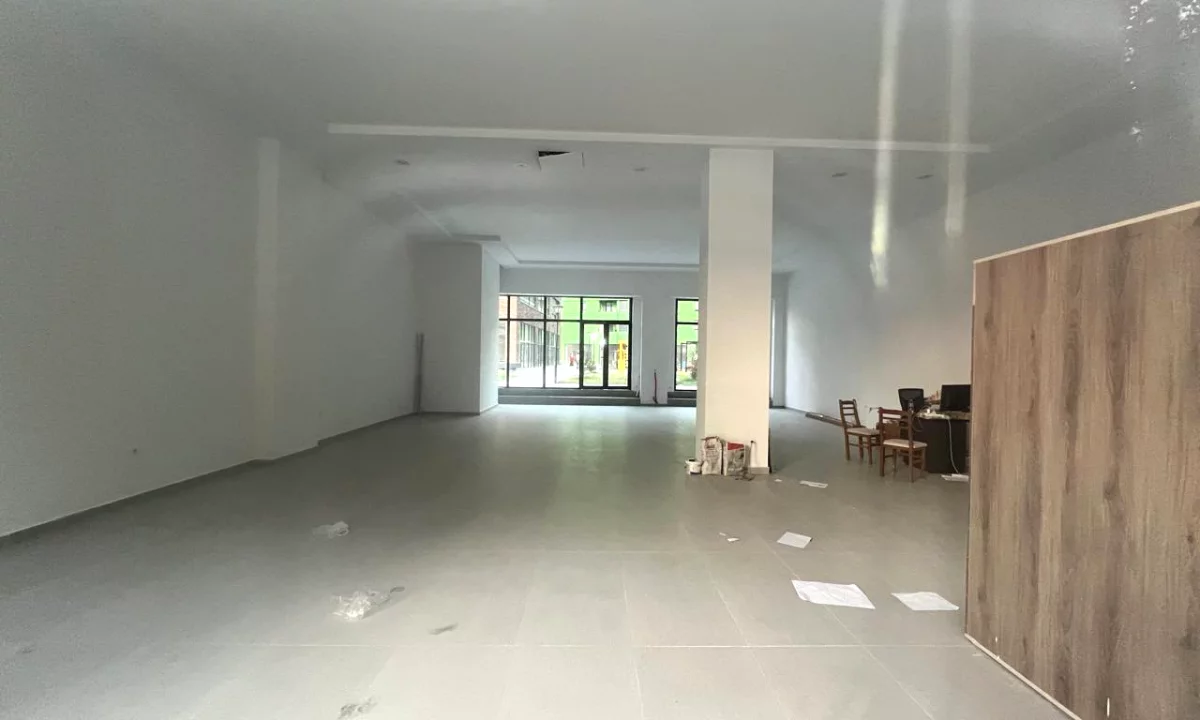 JEPET AMBIENT BIZNESI 168M2 ME QERA, RRUGA 5 MAJI