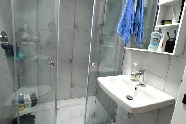 Shtepi me qera Apartament ne Tirane, 2+1, Mobilimi E mobiluar, Pagesa 45,000  Leke.