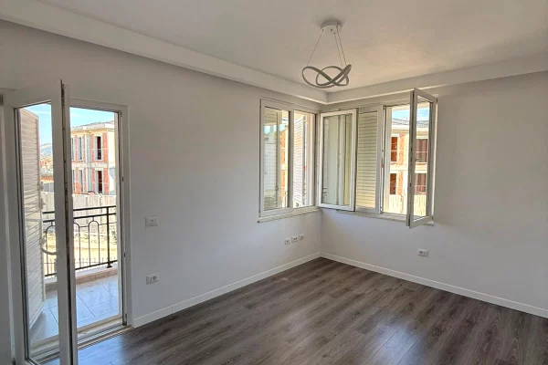 Shtepi me qera Vila Luksoze ne Tirane, 2+1, Mobilimi Bosh, pa mobiluar, Pagesa 2,500  Euro.