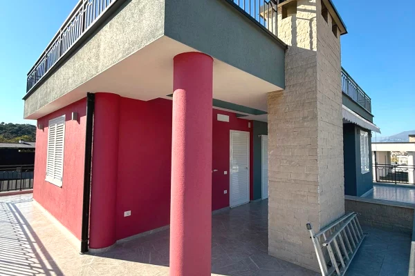 Shtepi me qera Vila Luksoze ne Tirane, 2+1, Mobilimi Bosh, pa mobiluar, Pagesa 2,500  Euro.