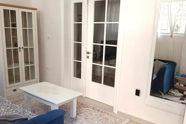 Shtepi me qera Apartament ne Tirane, 2+1, Mobilimi E mobiluar, Pagesa 55,000  Leke.