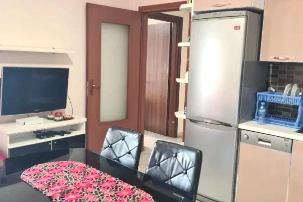 Shtepi me qera Apartament ne Tirane, 2+1, Mobilimi E mobiluar, Pagesa 700  Euro.