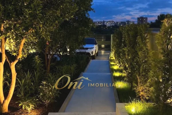 Shtepi ne shitje Vila Luksoze ne Tirane, 2+1, Mobilimi E mobiluar, Pagesa 65,000,000  Leke.
