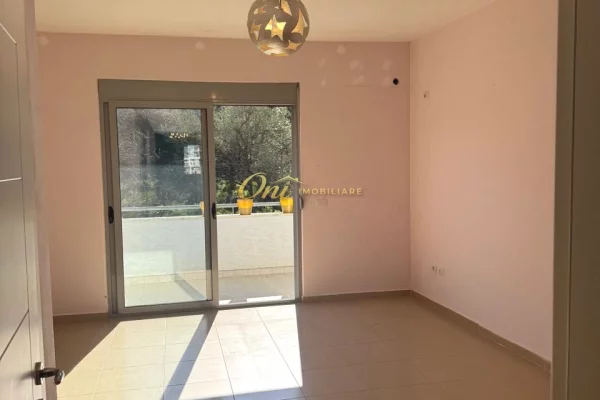 Shtepi me qera Apartament ne Tirane, 3+1, Mobilimi Bosh, pa mobiluar, Pagesa 1,000  Euro.