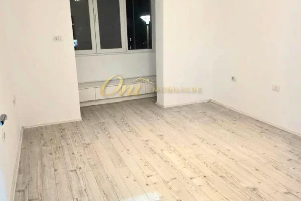 RRUGA E KAVAJES, AMBIENT ZYRE ME QERA 