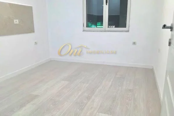 RRUGA E KAVAJES, AMBIENT ZYRE ME QERA 
