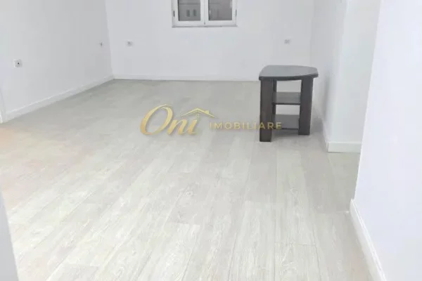 RRUGA E KAVAJES, AMBIENT ZYRE ME QERA 