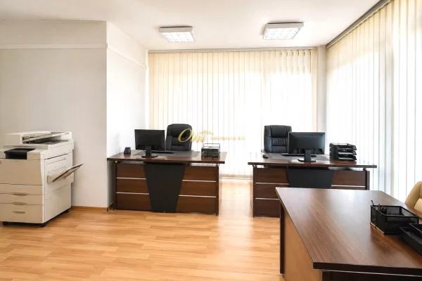 BLLOK, AMBIENT ZYRE ME QERA 