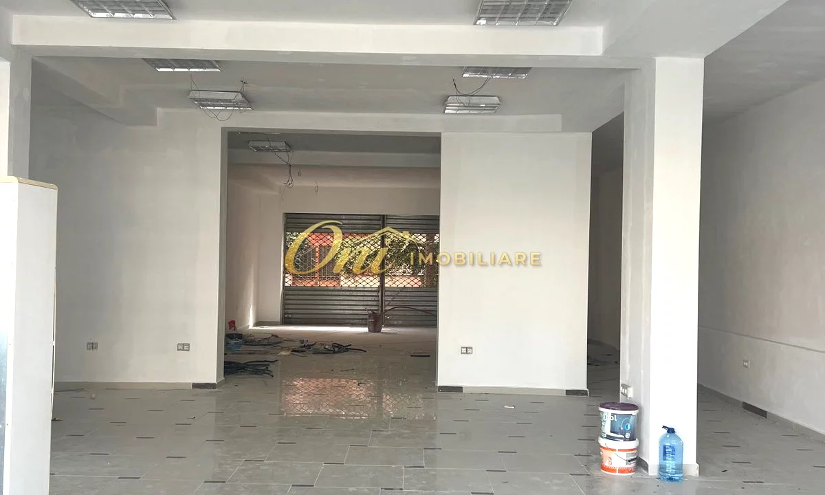 KOMUNA E PARISIT, AMBIENT ZYRE ME QERA