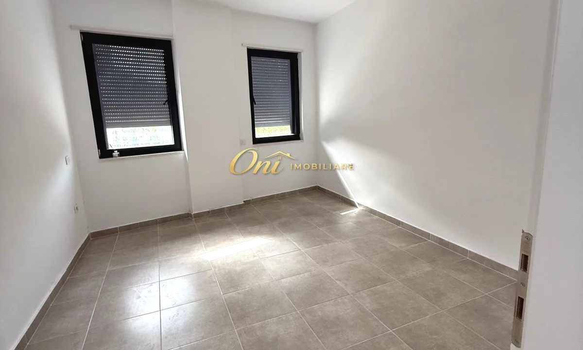 LIQENI I THATE, AMBIENT ZYRE ME QERA 160M2, PRANE HOTEL RADISSON 