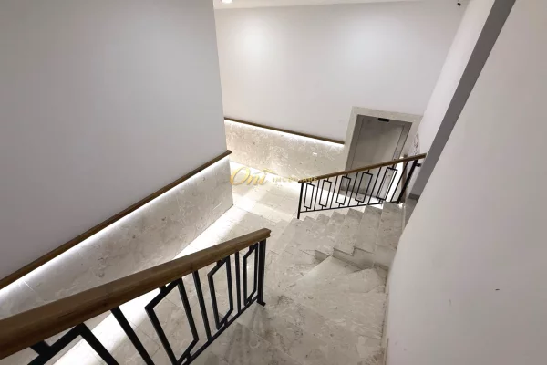 LIQENI I THATE, AMBIENT ZYRE ME QERA 160M2, PRANE HOTEL RADISSON 