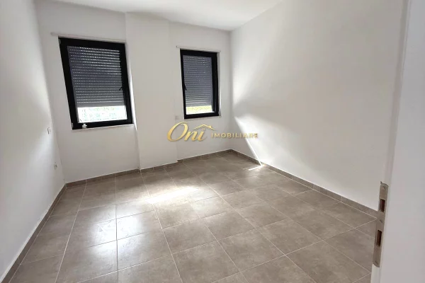 LIQENI I THATE, AMBIENT ZYRE ME QERA 160M2, PRANE HOTEL RADISSON 