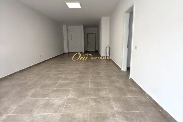 LIQENI I THATE, AMBIENT ZYRE ME QERA 160M2, PRANE HOTEL RADISSON 