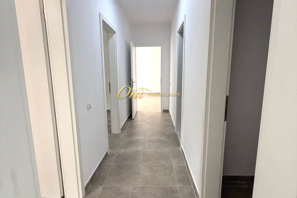 LIQENI I THATE, AMBIENT ZYRE ME QERA 160M2, PRANE HOTEL RADISSON 