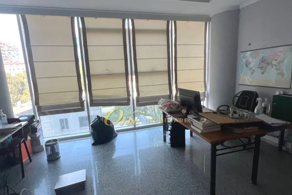 Ambient biznesi me qera 3+1 ne Tirane - 370,000 Leke