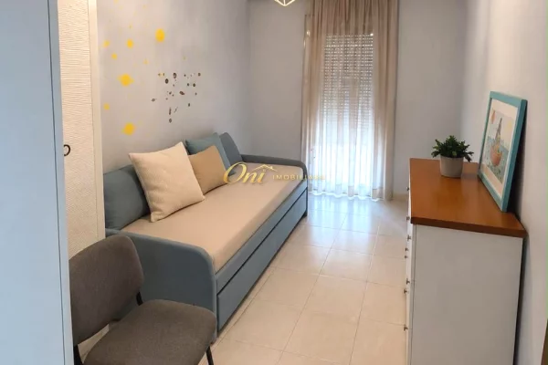Shtepi ne shitje Apartament ne Tirane, 3+1, Mobilimi E mobiluar, Pagesa 24,500,000  Leke.