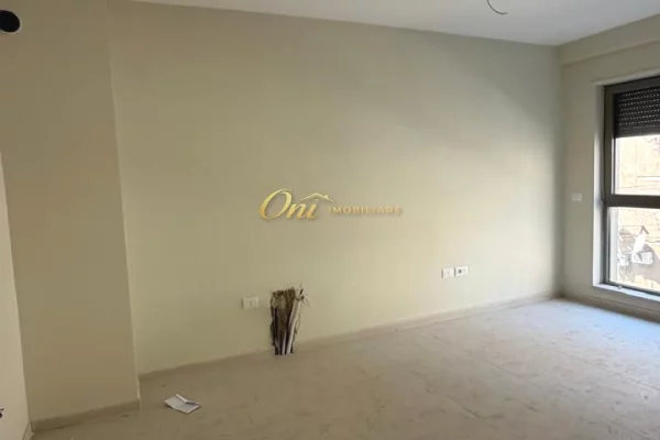PAZARI I RI, AMBIENT ZYRE PER QERA 
