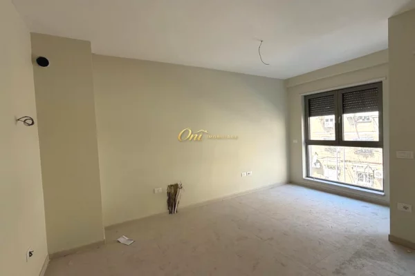 PAZARI I RI, AMBIENT ZYRE PER QERA 