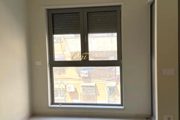 PAZARI I RI, AMBIENT ZYRE PER QERA 