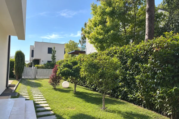 Shtepi me qera Vila Luksoze ne Durres, 3+1, Mobilimi E mobiluar, Pagesa 1,050,000  Euro.