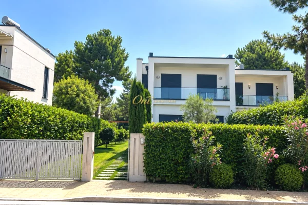 Shtepi me qera Vila Luksoze ne Durres, 3+1, Mobilimi E mobiluar, Pagesa 1,050,000  Euro.