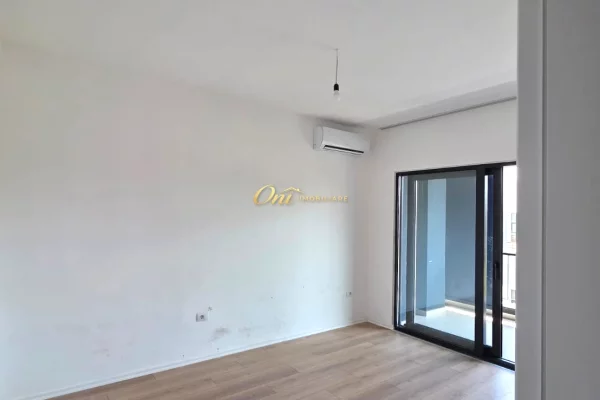 RRUGA E BARRIKADAVE, AMBIENT ZYRE PER QERA 