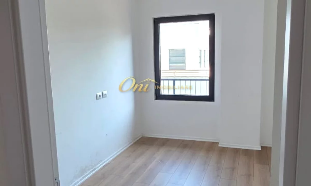 RRUGA E BARRIKADAVE, AMBIENT ZYRE 100M2 PER QERA 