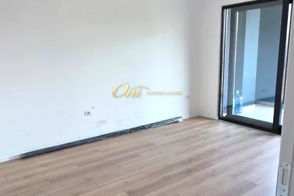 RRUGA E BARRIKADAVE, AMBIENT ZYRE 100M2 PER QERA 