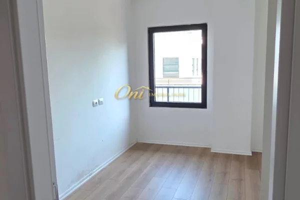 RRUGA E BARRIKADAVE, AMBIENT ZYRE 100M2 PER QERA 