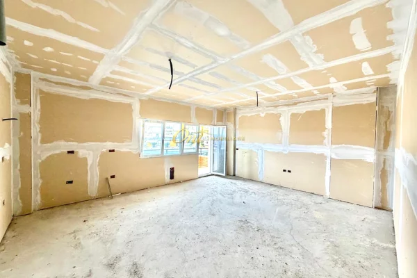 Casa in vendita Appartamento a Tirana, 1+1, Ambiente Vuoto, Pagamento 151,400  Euro.