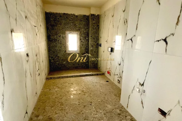Casa in vendita Appartamento a Tirana, 3+1, Ambiente Vuoto, Pagamento 286,500  Euro.