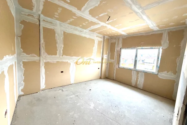 Shtepi ne shitje Apartament ne Tirane, 1+1, Mobilimi Bosh, pa mobiluar, Pagesa 143,450  Euro.