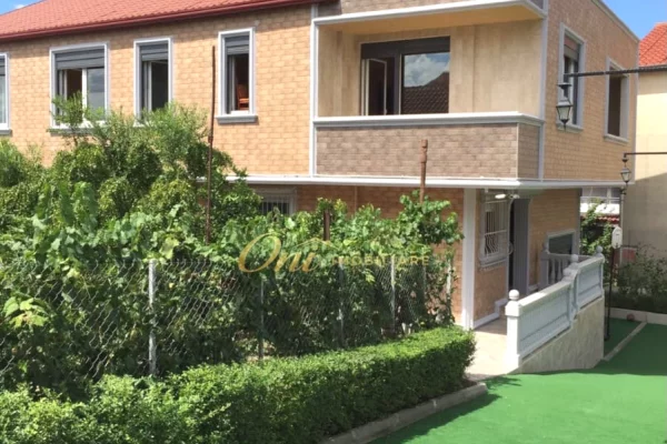 Shtepi ne shitje Vila Luksoze ne Tirane, 2+1, Mobilimi E mobiluar, Pagesa 450,000  Euro.