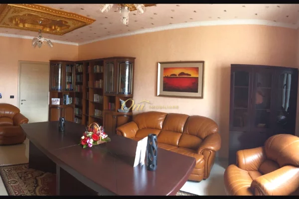 Shtepi ne shitje Vila Luksoze ne Tirane, 2+1, Mobilimi E mobiluar, Pagesa 450,000  Euro.