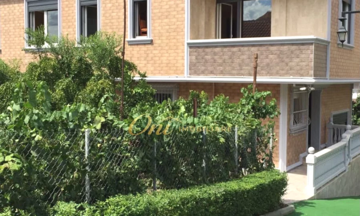 Shtepi ne shitje Vila Luksoze ne Tirane, 2+1, Mobilimi E mobiluar, Pagesa 450,000  Euro.