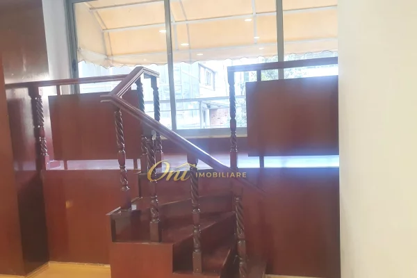 Ambient biznesi me qera 3+1 ne Tirane - 90,000 Leke