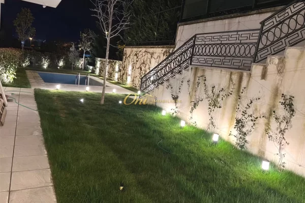 Shtepi ne shitje Vila Luksoze ne Tirane, 2+1, Mobilimi E mobiluar, Pagesa 1,800,000  Euro.